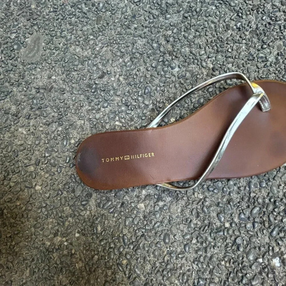 Tommy Hilfiger Gold Flip Flops Thongs Size 7 Medium - Picture 2 of 7